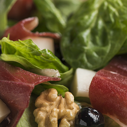 Spinach salad with slices of Ham